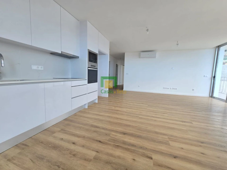 Apartamento T2 para Venda em Estreito de Camara de Lobos Foto 3