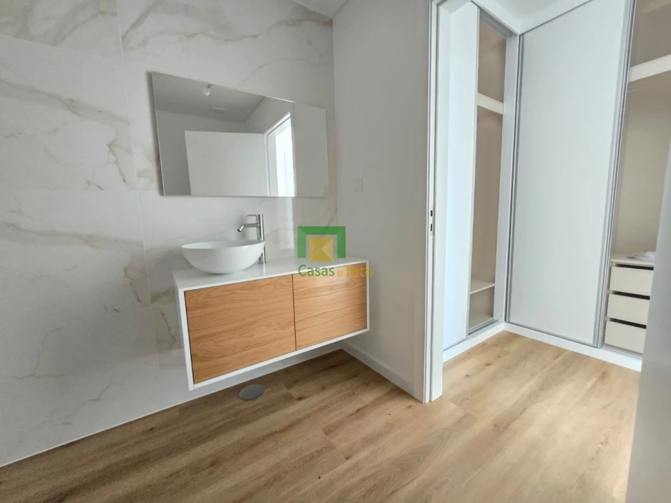 Apartamento T2 para Venda em Estreito de Camara de Lobos Foto 12