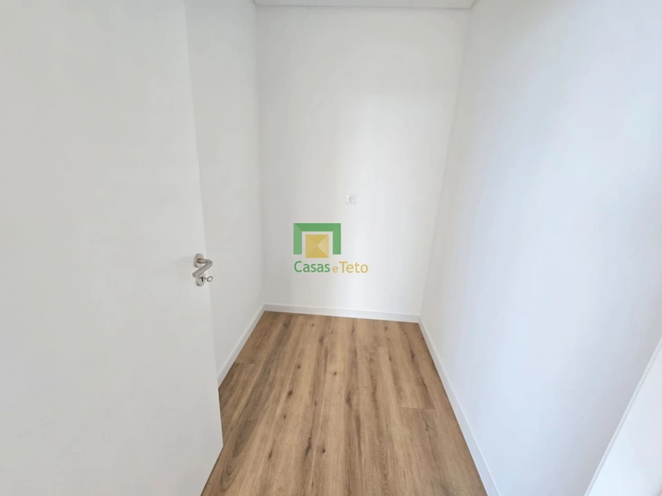 Apartamento T2 para Venda em Estreito de Camara de Lobos Foto 8