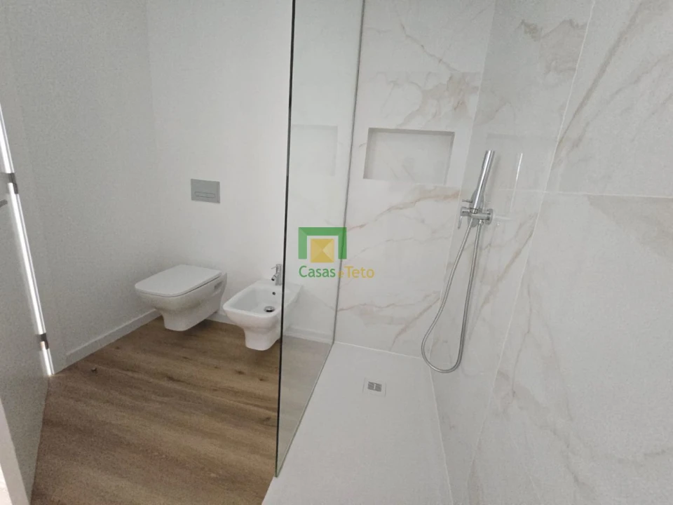 Apartamento T2 para Venda em Estreito de Camara de Lobos Foto 11