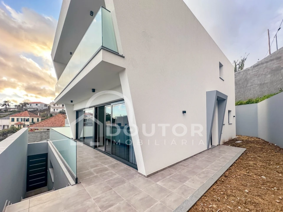 Moradia T3 para Venda em Santo Antonio Foto 1