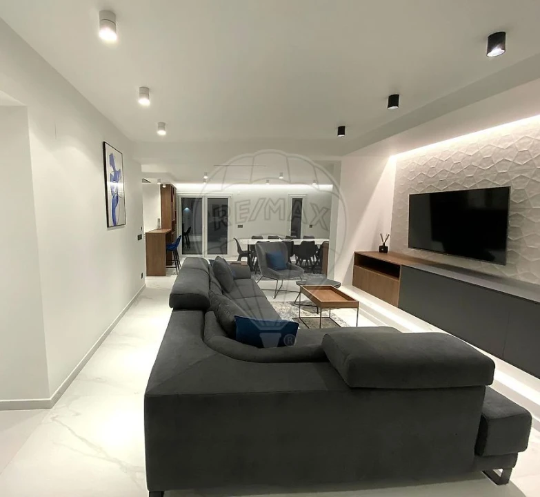 Moradia T5 para Venda em Ramada e Caneças Foto 4