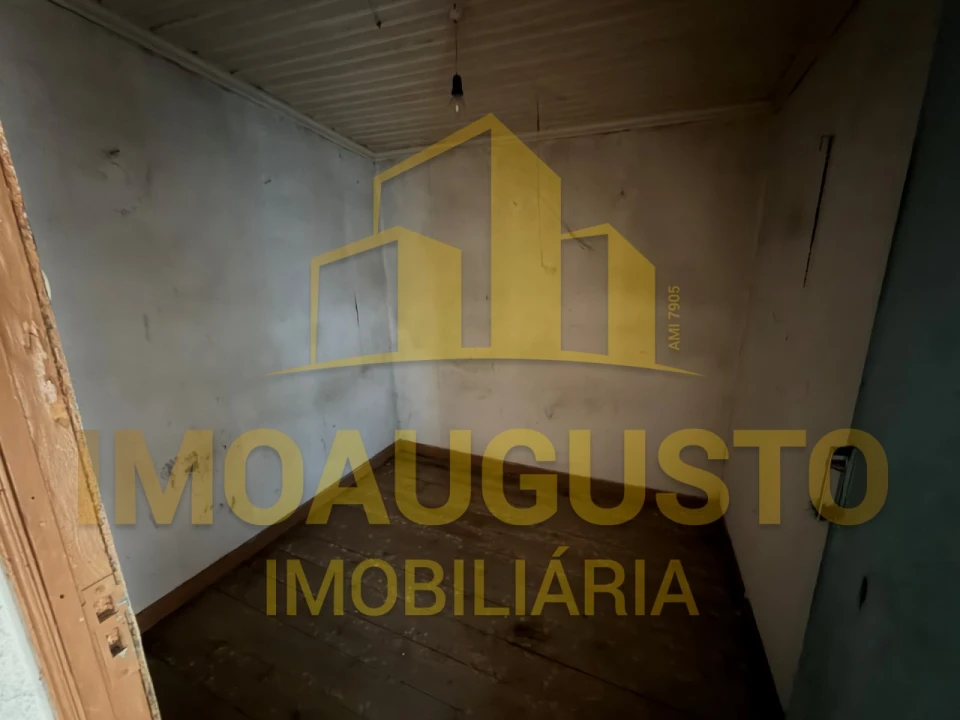 Moradia T2 para Venda em Forno Telheiro Foto 6