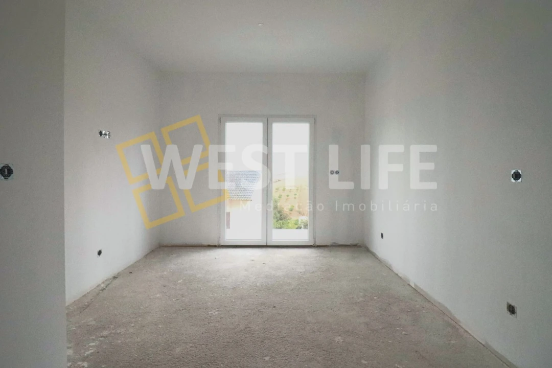 Moradia T3 para Venda em Encarnação Foto 9