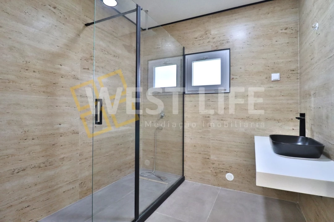 Moradia T3 para Venda em Encarnação Foto 14