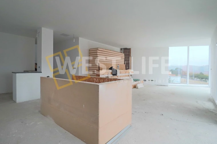 Moradia T3 para Venda em Encarnação Foto 4