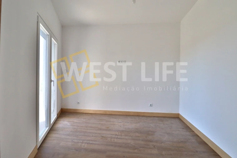 Moradia T3 para Venda em Encarnação Foto 9