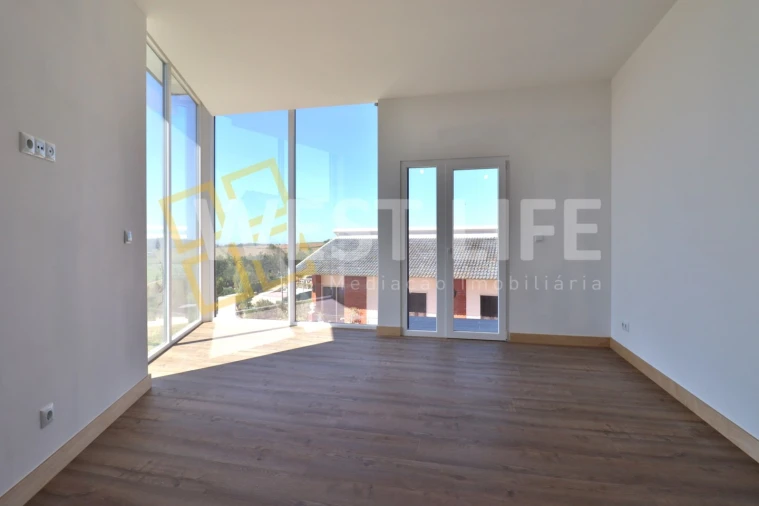 Moradia T3 para Venda em Encarnação Foto 16