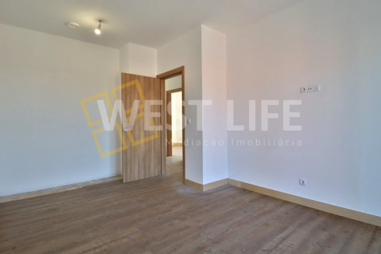 Moradia T3 para Venda em Encarnação Foto 22