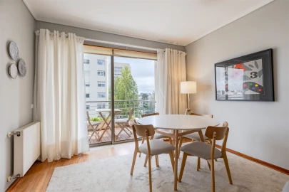 Apartamento T2 para Arrendamento em Aldoar, Foz do Douro e Nevogilde