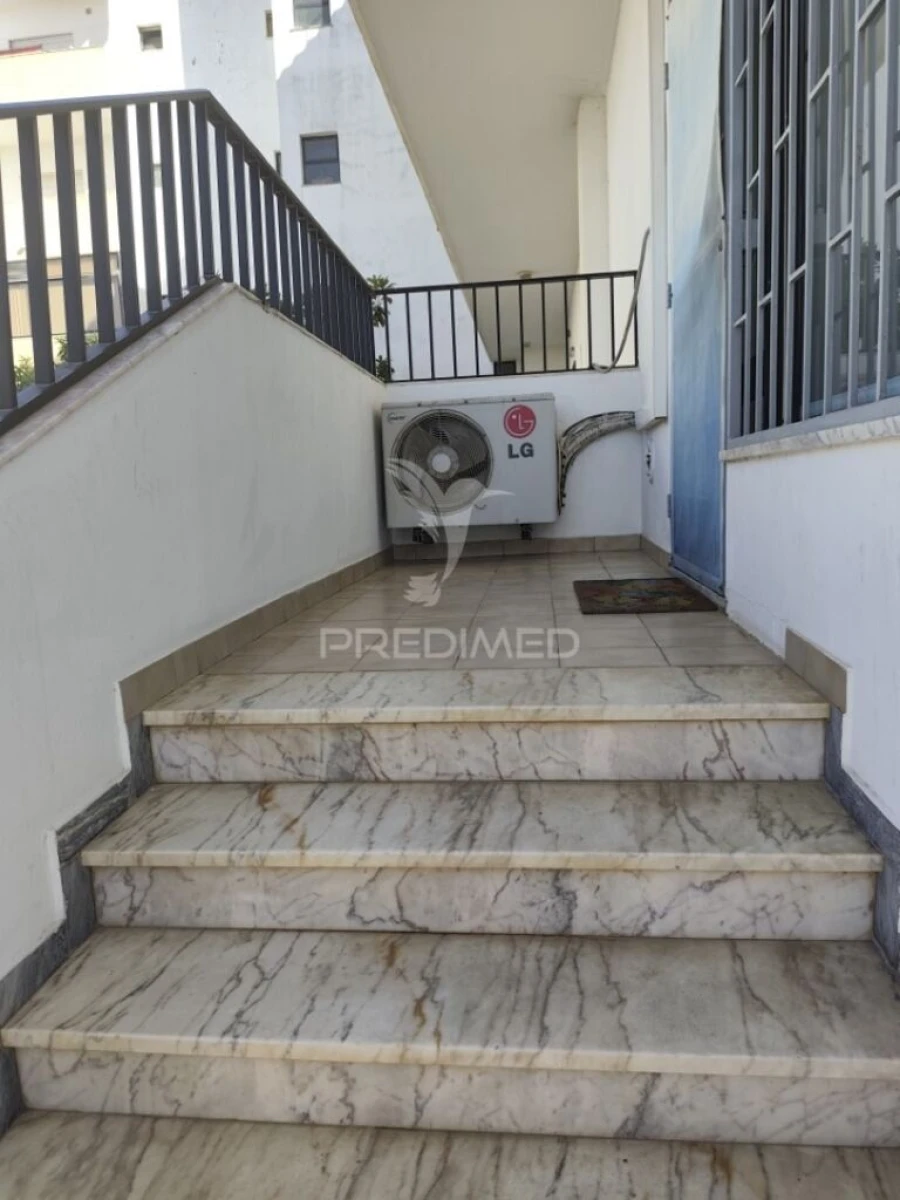 Loja para Arrendamento em Quarteira Foto 10