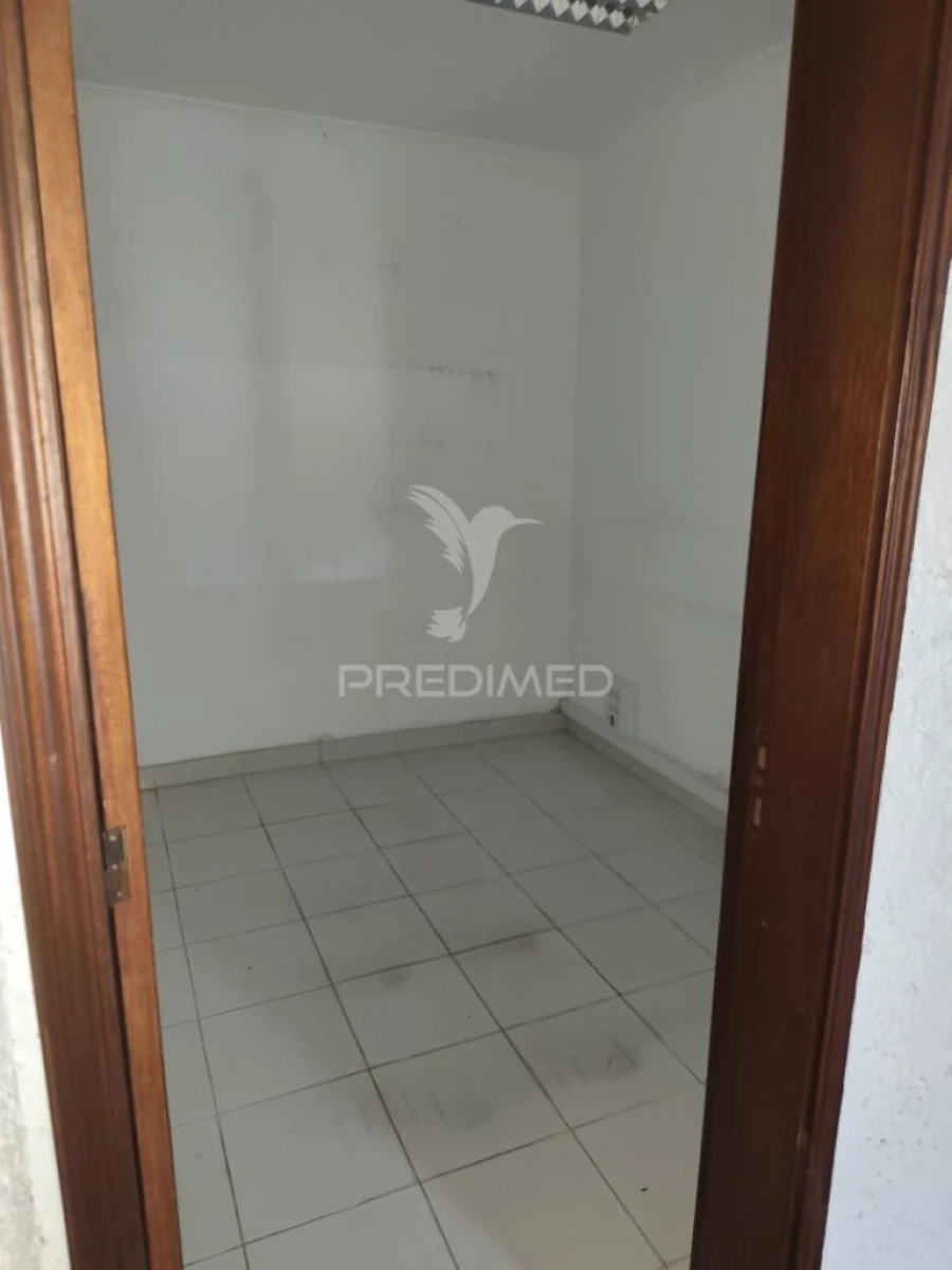 Armazém para Arrendamento em Quarteira Foto 7