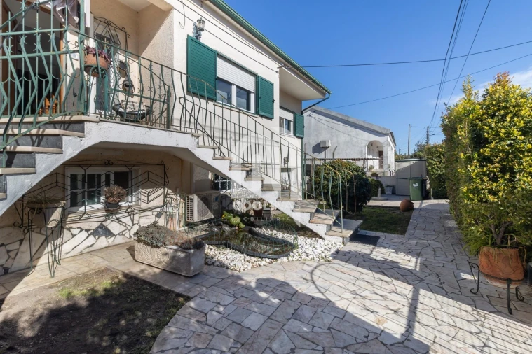 Moradia T8 para Venda em Amora Foto 9