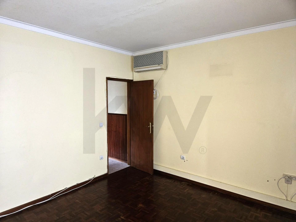 Apartamento T3 para Arrendamento em Sé Nova, Santa Cruz, Almedina e São Bartolomeu Foto 13