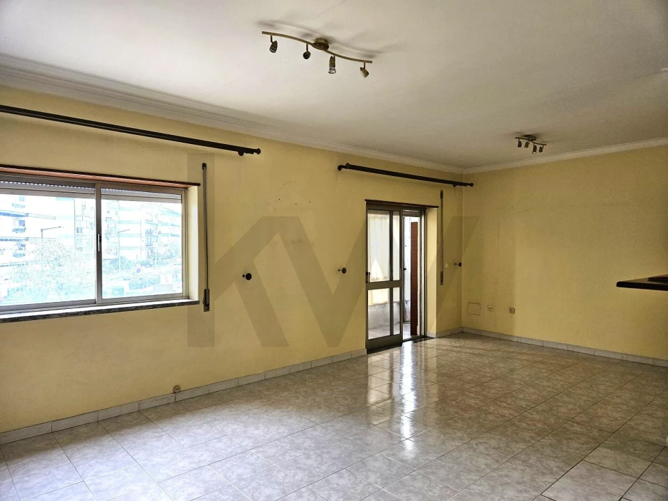 Apartamento T3 para Arrendamento em Sé Nova, Santa Cruz, Almedina e São Bartolomeu Foto 3