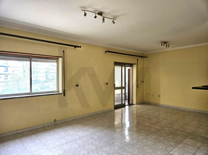 Apartamento T3 para Arrendamento em Sé Nova, Santa Cruz, Almedina e São Bartolomeu Foto 3