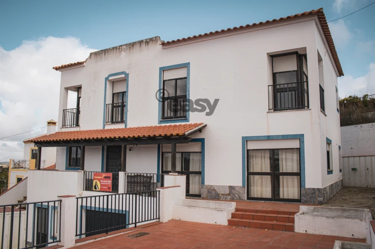 Moradia T4 para Venda em São Salvador e Santa Maria