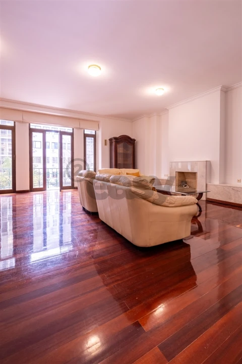 Apartamento T2 para Arrendamento em Santo António
