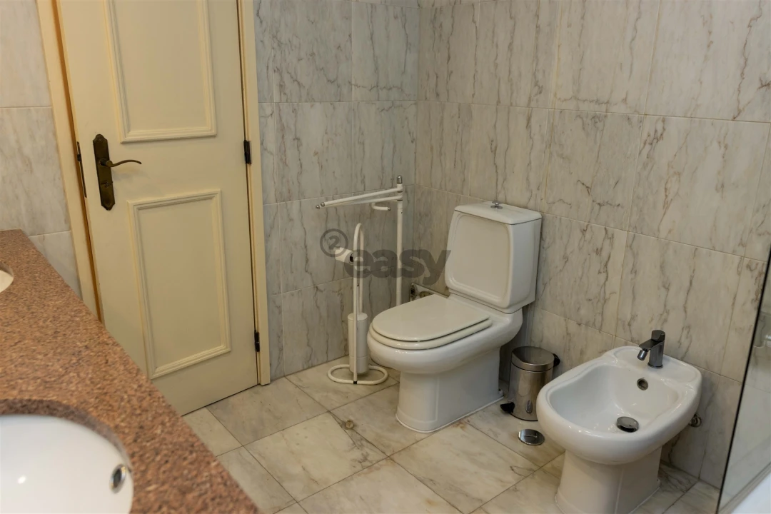 Apartamento T2 para Arrendamento em Santo António Foto 28