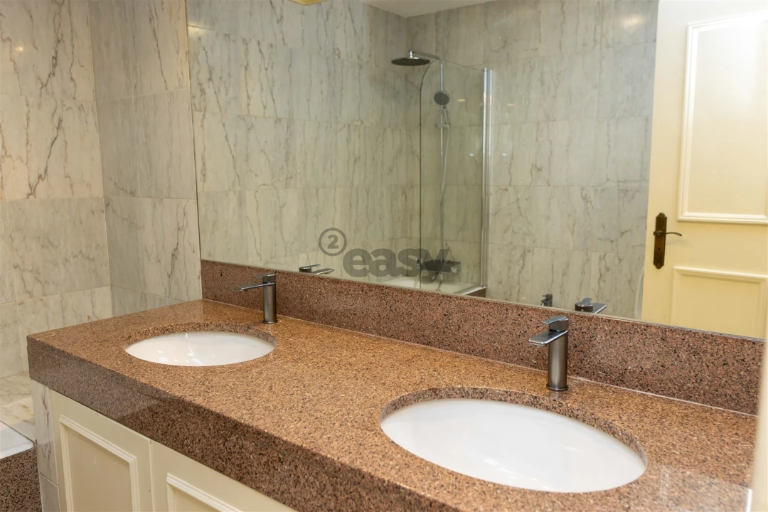 Apartamento T2 para Arrendamento em Santo António Foto 29