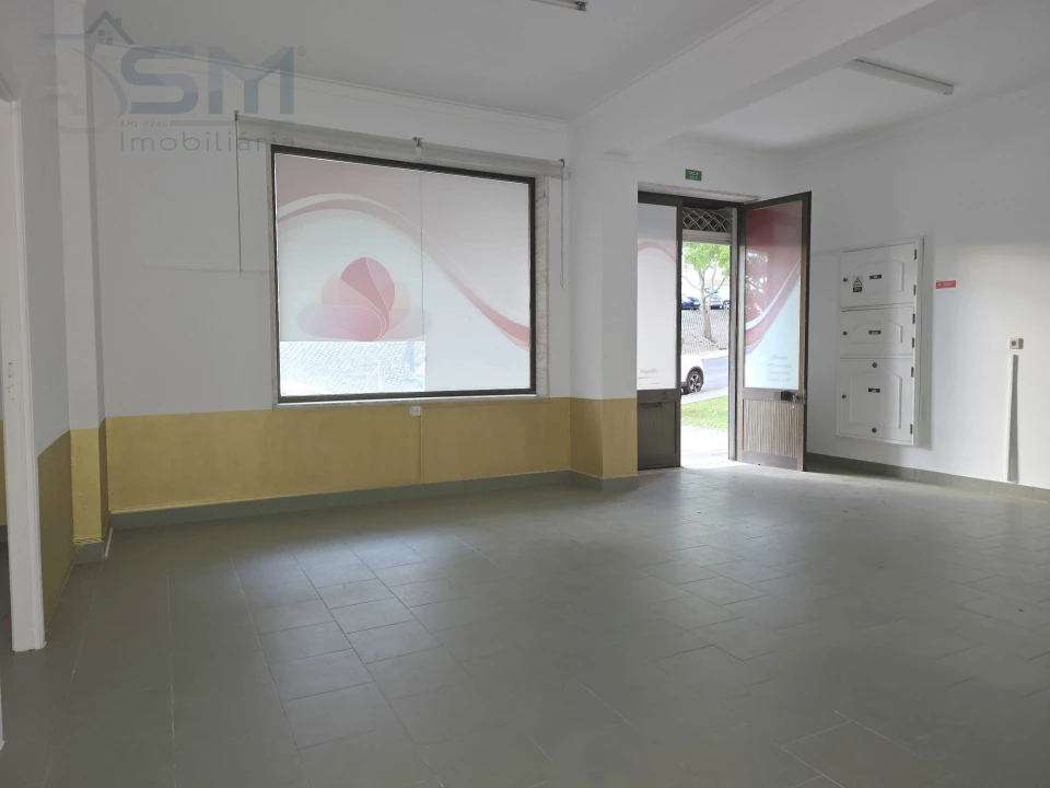 Loja para Arrendamento em Cacém e São Marcos Foto 2