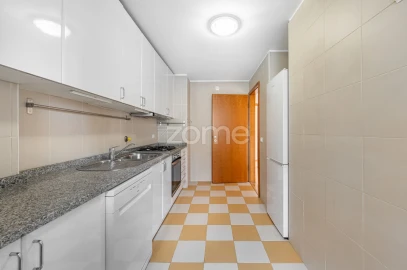 Apartamento T2 para Arrendamento em Lordelo do Ouro e Massarelos