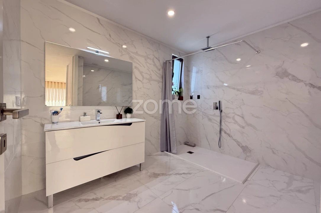 Moradia T4 para Venda em Louro Foto 24