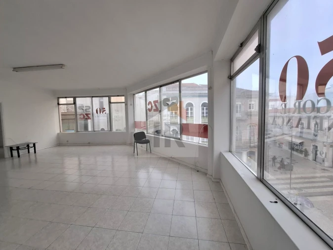 Loja para Arrendamento em Nossa Senhora do Pópulo, Coto e São Gregório Foto 1