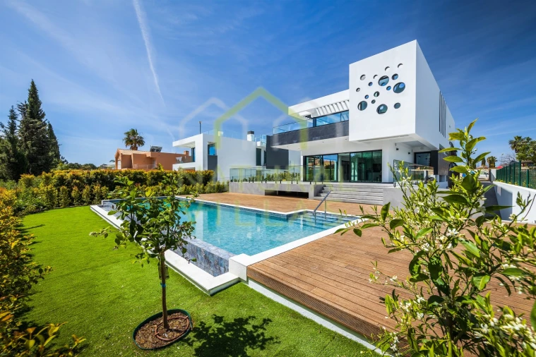 Moradia T5 para Venda em Quarteira