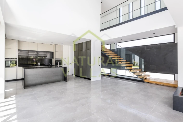 Moradia T5 para Venda em Quarteira Foto 3