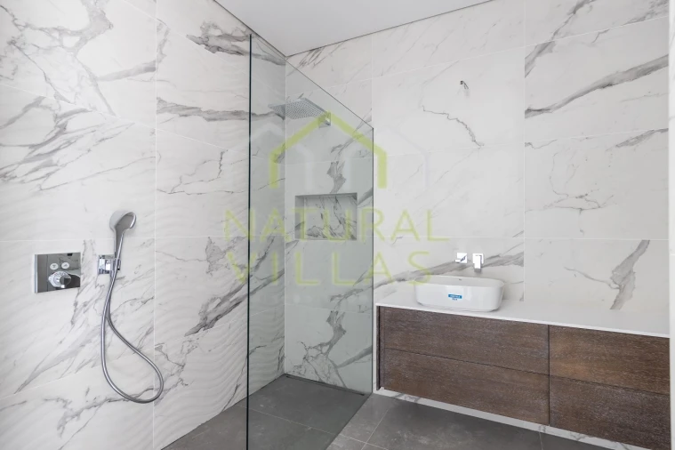 Moradia T5 para Venda em Quarteira Foto 9