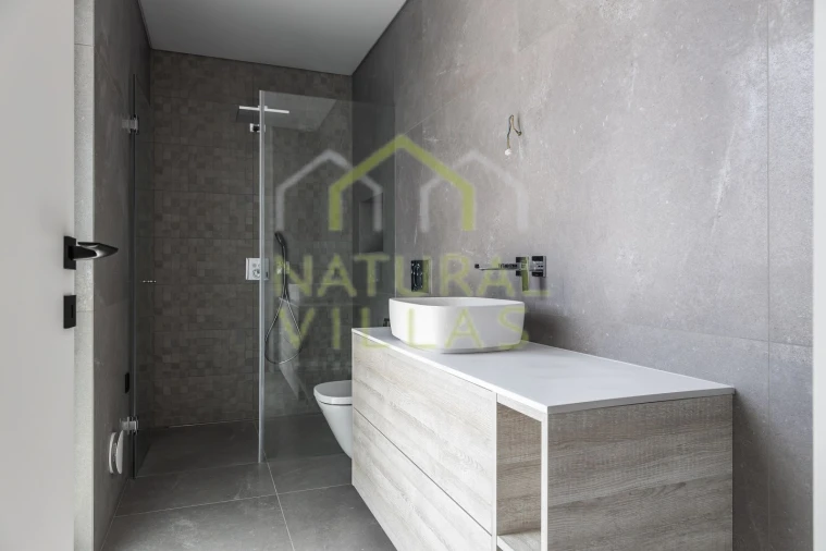 Moradia T5 para Venda em Quarteira Foto 11