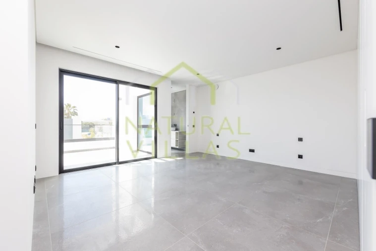 Moradia T5 para Venda em Quarteira Foto 12