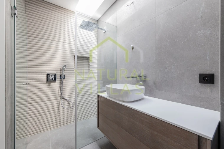 Moradia T5 para Venda em Quarteira Foto 16