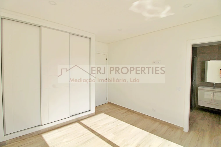 Moradia T5 para Venda em Altura Foto 5