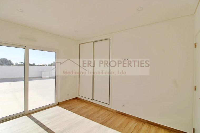 Moradia T5 para Venda em Altura Foto 9