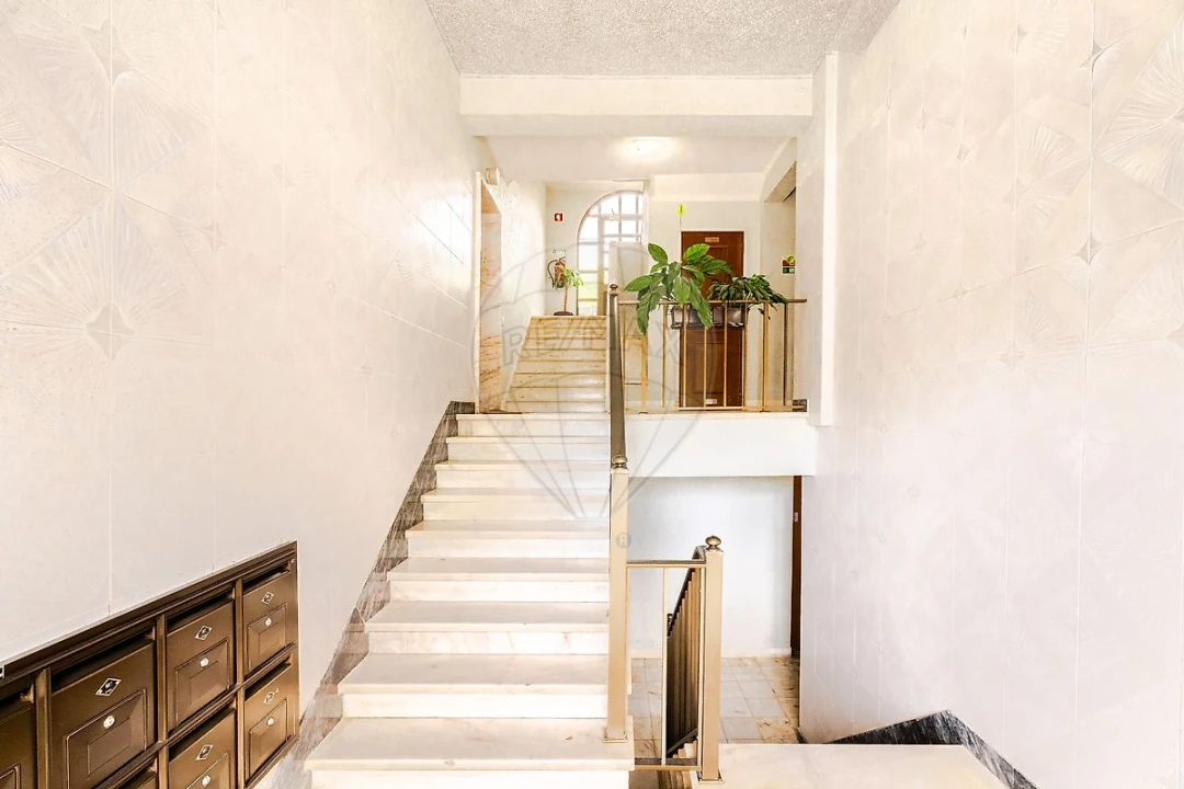 Apartamento T2 para Venda em Porto Salvo Foto 36