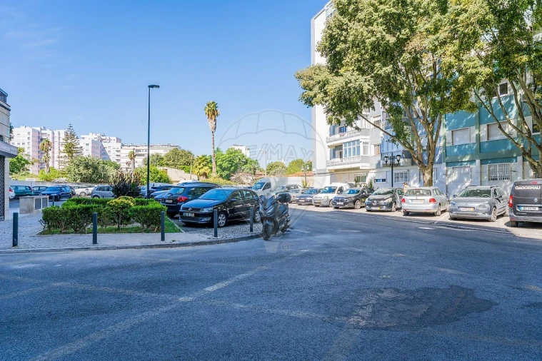 Loja para Arrendamento em Benfica Foto 18