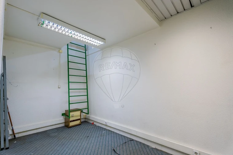 Loja para Arrendamento em Benfica Foto 10