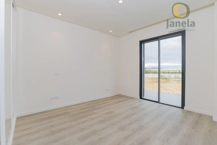 Moradia T4 para Venda em Montenegro Foto 6