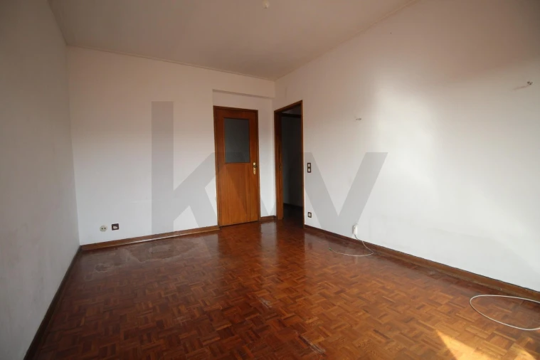 Apartamento T3 para Arrendamento em Santo Antonio dos Olivais