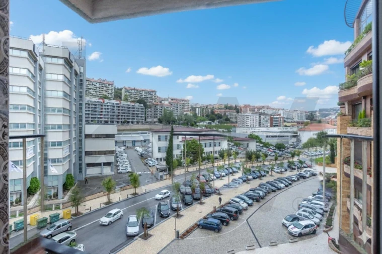 Apartamento T3 para Arrendamento em Santo Antonio dos Olivais Foto 12