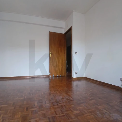 Apartamento T3 para Arrendamento em Santo Antonio dos Olivais Foto 9