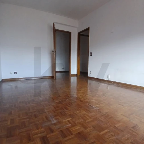 Apartamento T3 para Arrendamento em Santo Antonio dos Olivais Foto 2