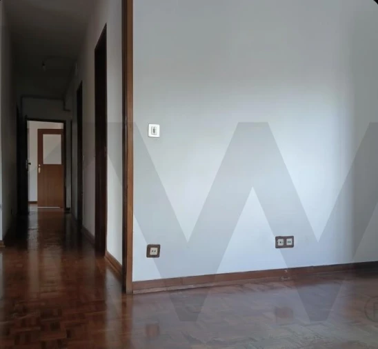 Apartamento T3 para Arrendamento em Santo Antonio dos Olivais Foto 16