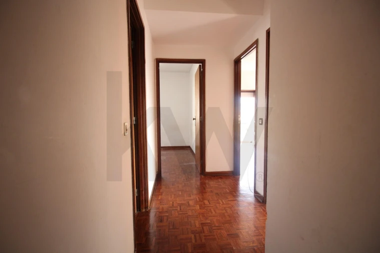 Apartamento T3 para Arrendamento em Santo Antonio dos Olivais Foto 8