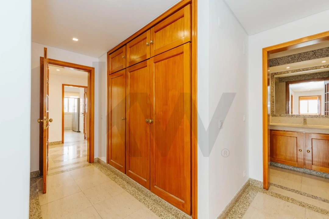 Apartamento T4 para Arrendamento em Alvalade Foto 21