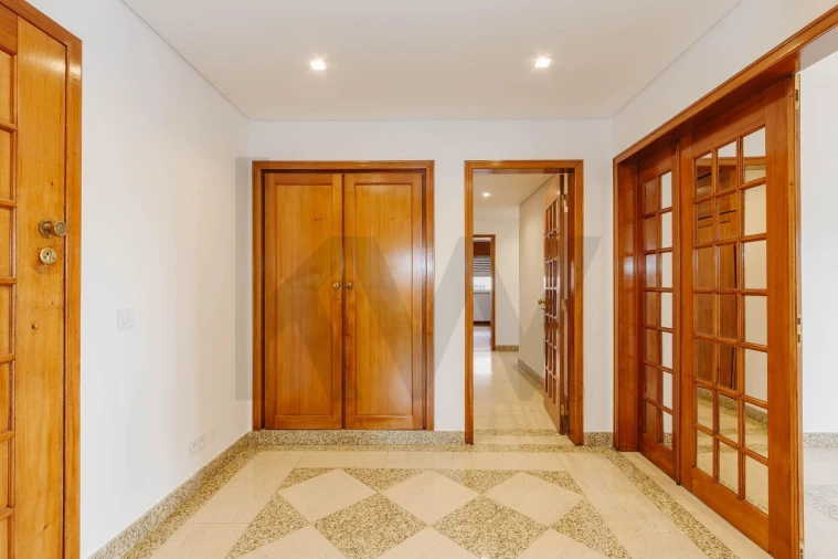 Apartamento T4 para Arrendamento em Alvalade Foto 9