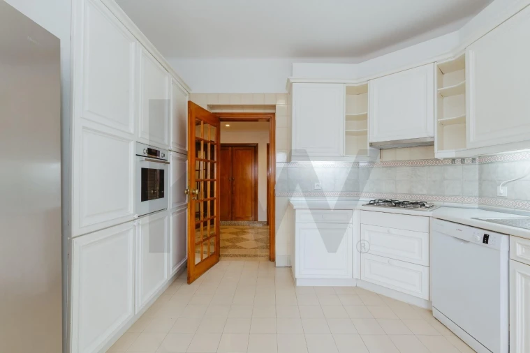 Apartamento T4 para Arrendamento em Alvalade Foto 8