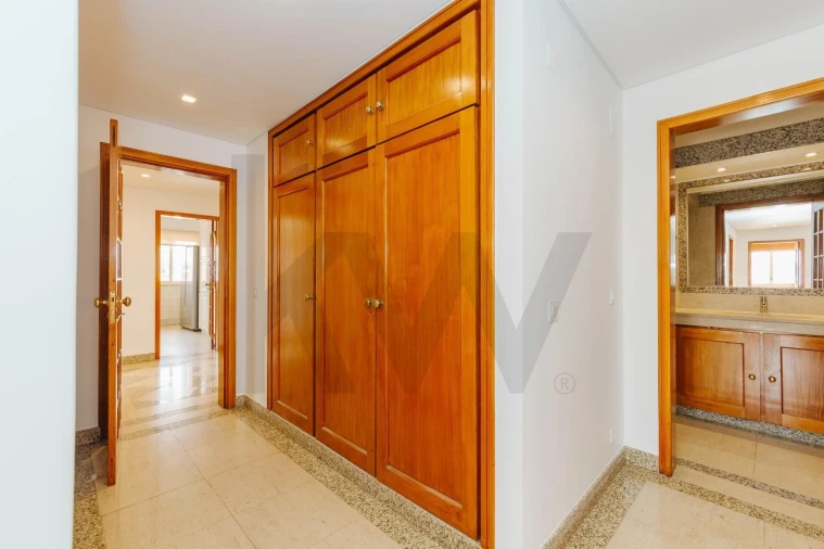 Apartamento T4 para Arrendamento em Alvalade Foto 21